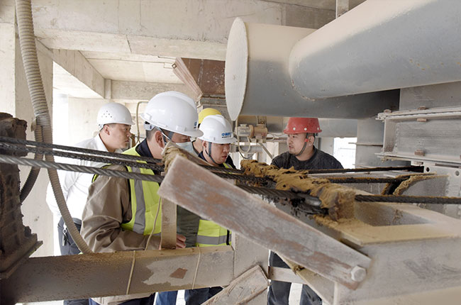 中譽鼎力售后服務人員現(xiàn)場排查設備使用情況