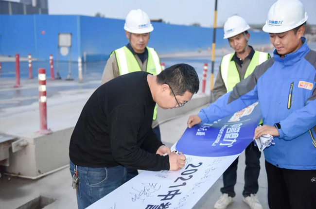 藍天衛(wèi)士環(huán)保材料負責人與中譽鼎力售后團隊合影留念