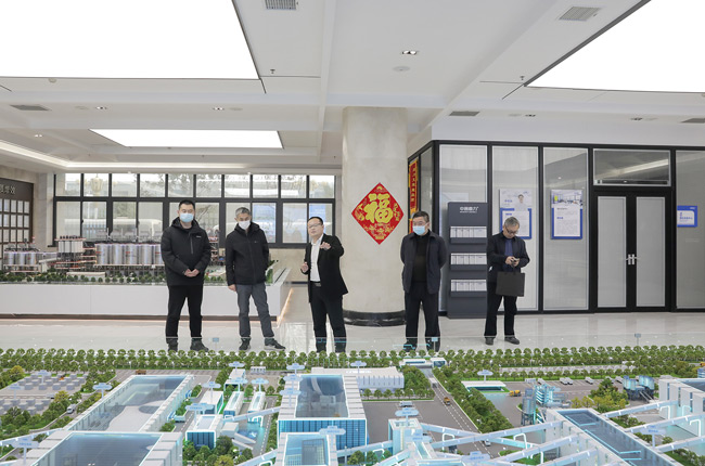 參觀十二位一體綠色建材循環(huán)經濟產業(yè)園項目沙盤.jpg 參觀十二位一體綠色建材循環(huán)經濟產業(yè)園項目沙盤.jpg