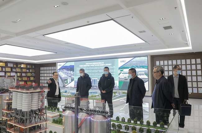 參觀五位一體循環(huán)建材產業(yè)園項目沙盤.jpg 參觀五位一體循環(huán)建材產業(yè)園項目沙盤.jpg