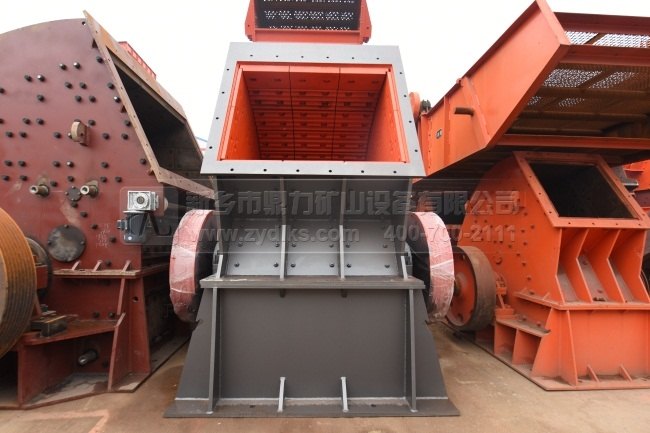 新鄉(xiāng)鼎力重型單段錘式破碎機(jī)