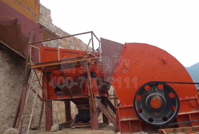 生產(chǎn)線中的重型錘式破碎機(jī)