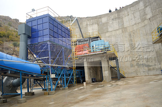 主破碎機(jī)采用重型錘式反擊破碎機(jī)PCZ1820