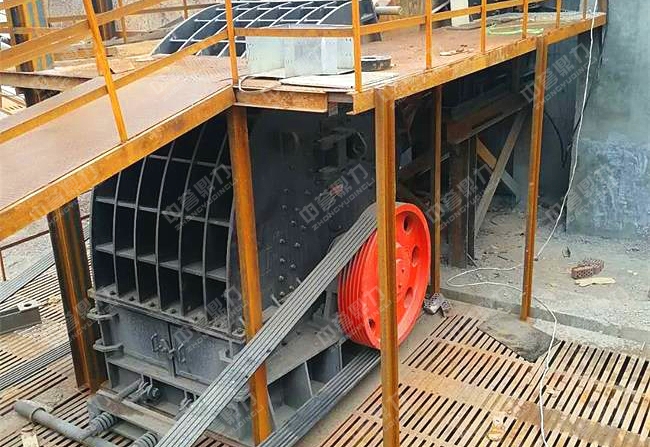 錘式破碎機在石料廠的安裝現(xiàn)場