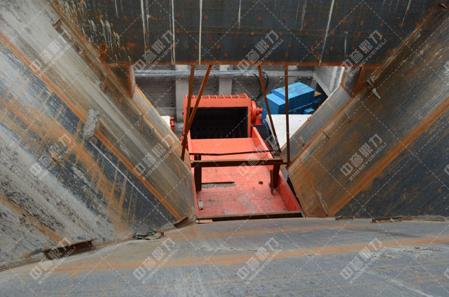 河北白沙時產(chǎn)3000噸石料生產(chǎn)線頭破進料口