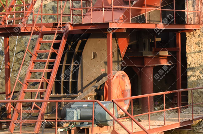 石灰石生產(chǎn)線上的粗碎機(jī)