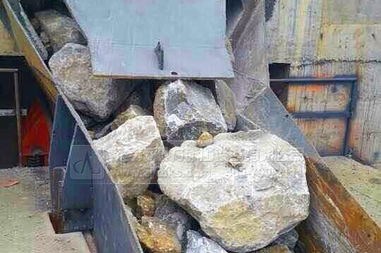 破碎機(jī)正在加工的礦石