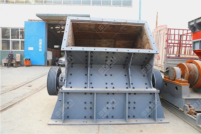 噴漆前的大型石子破碎機(jī)