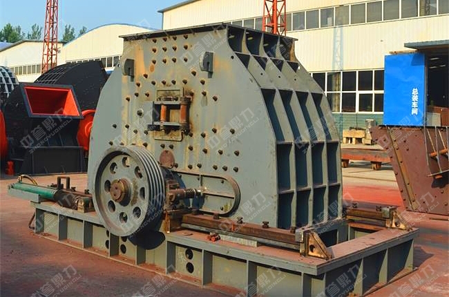 未噴漆前的硬巖破碎機(jī)