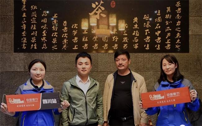 加利礦業(yè)總經(jīng)理合影