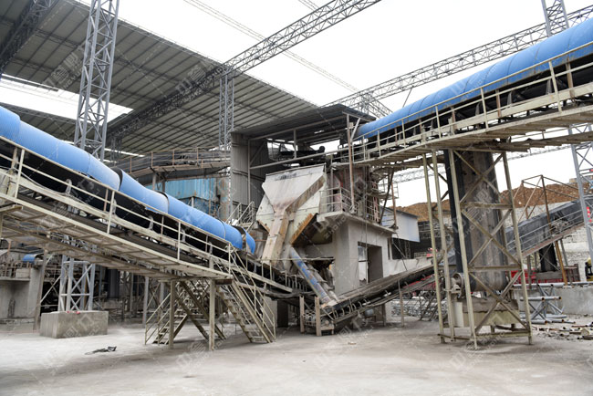 石灰石破碎生產(chǎn)線(xiàn)現(xiàn)場(chǎng)一角