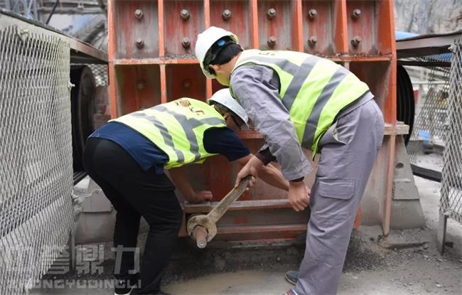 設(shè)備檢修現(xiàn)場(chǎng)