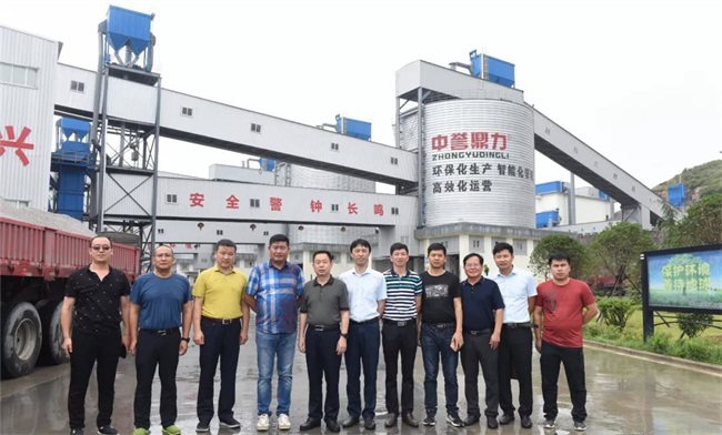 考察團在衛(wèi)輝資源廠區(qū)合影