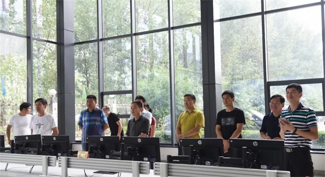 考察團在鼎力商務探討現(xiàn)場