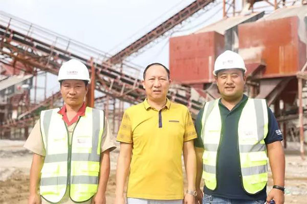 �����N�۽�(j��ng)�����A܊�����b�ۺ󹤳̎��������c���ɽ��ʯ���ο���Ӱ