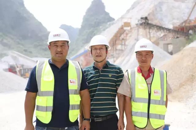 服務(wù)銷售經(jīng)理李華軍、安裝售后工程師靳丁文與與順晟建材采石場張總合影合影