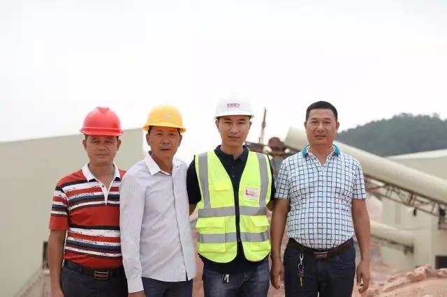 廣西服務(wù)銷售經(jīng)理張海波與足療嶺采石場(chǎng)負(fù)責(zé)人合影