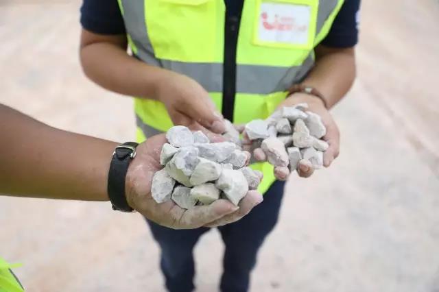 售后服務(wù)團(tuán)隊(duì)現(xiàn)場查看石料品質(zhì)