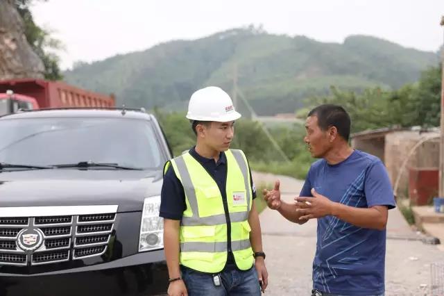 廣西服務(wù)銷售經(jīng)理張海波與華日礦業(yè)采石場王總溝通