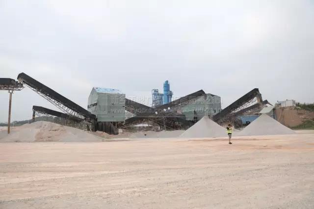 售后服務(wù)團隊現(xiàn)場查看石料品質(zhì)