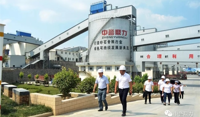 團(tuán)隊考察衛(wèi)輝生產(chǎn)線現(xiàn)場