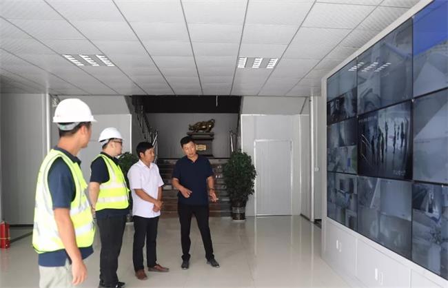 孫總為團(tuán)隊(duì)介紹生產(chǎn)線監(jiān)控系統(tǒng)