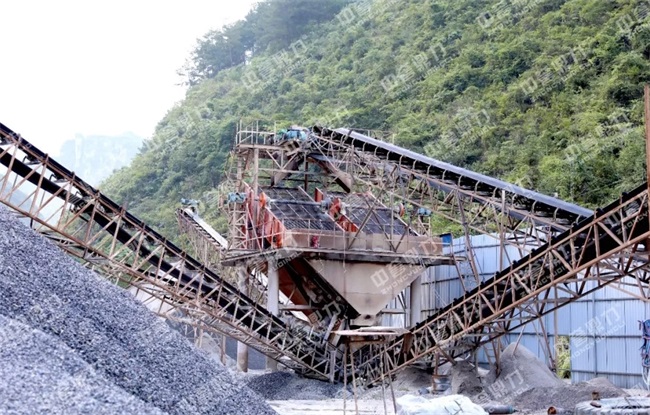 生產(chǎn)線上的振動(dòng)篩和輸送設(shè)施