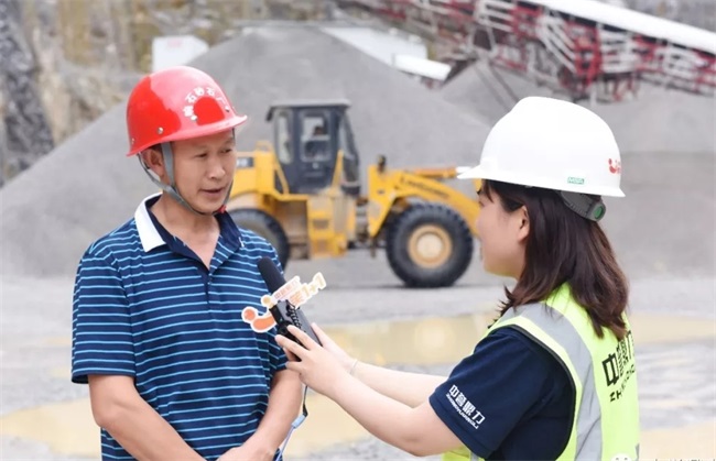 與生產(chǎn)線負(fù)責(zé)人交流