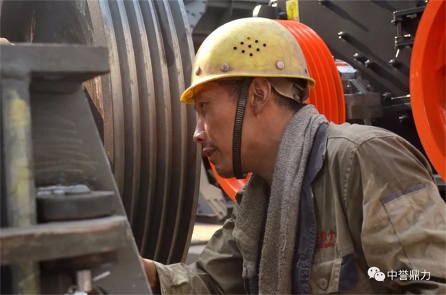 高溫下的車間工人