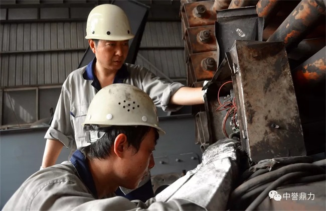 鼎力工人工作現(xiàn)場(chǎng)