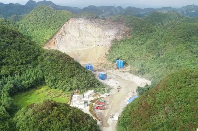 采礦區(qū)及生產(chǎn)現(xiàn)場遠(yuǎn)景圖