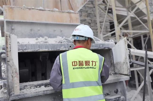 隨行工程師檢查設(shè)備運行