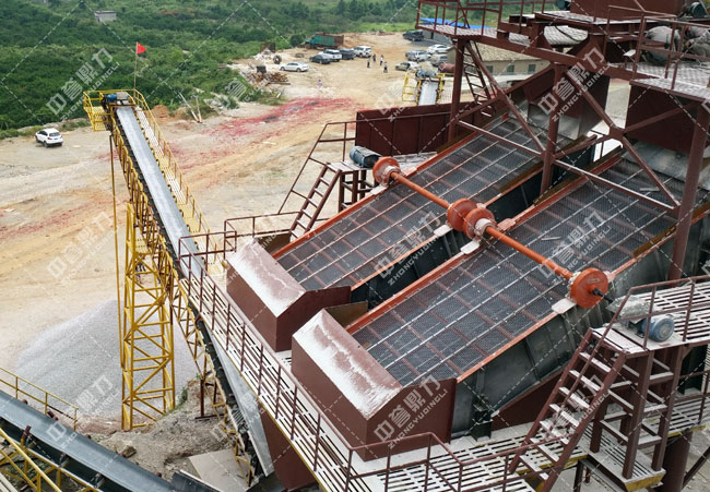 砂石生產(chǎn)線上的振動篩