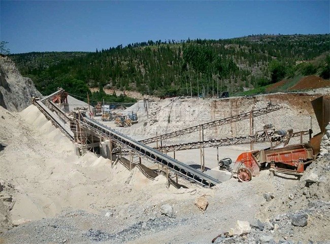 石灰石破碎機(jī)加工現(xiàn)場(chǎng)