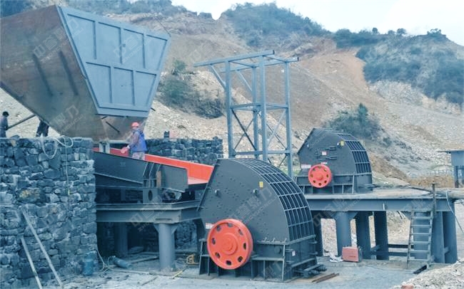 正在安裝的石頭破碎設(shè)備