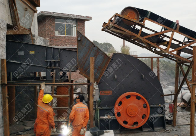 錘式破碎機使用現(xiàn)場