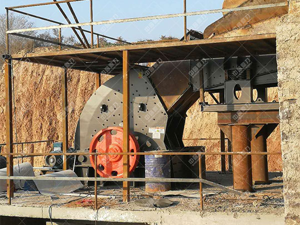 喂料和破碎機(jī)工作現(xiàn)場(chǎng)