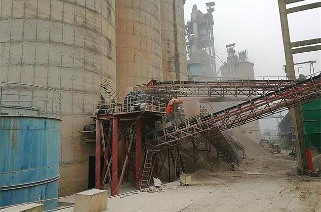 某水泥廠采用1012破碎機現(xiàn)場