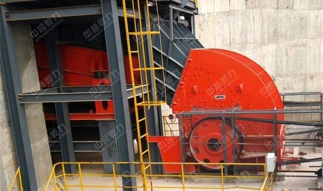生產(chǎn)線上的破碎機和給料機