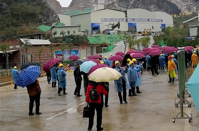 團(tuán)隊(duì)一行在考察石場(chǎng)