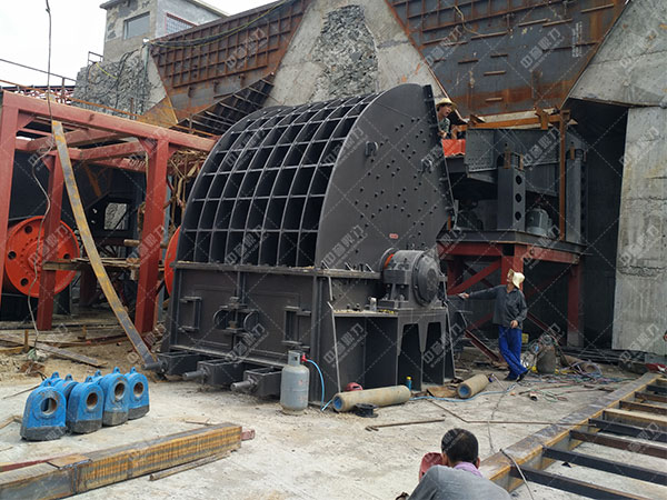 重錘破碎機(jī)現(xiàn)場