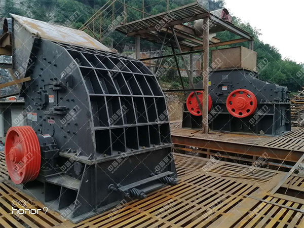 時(shí)產(chǎn)400噸錘式碎石機(jī)