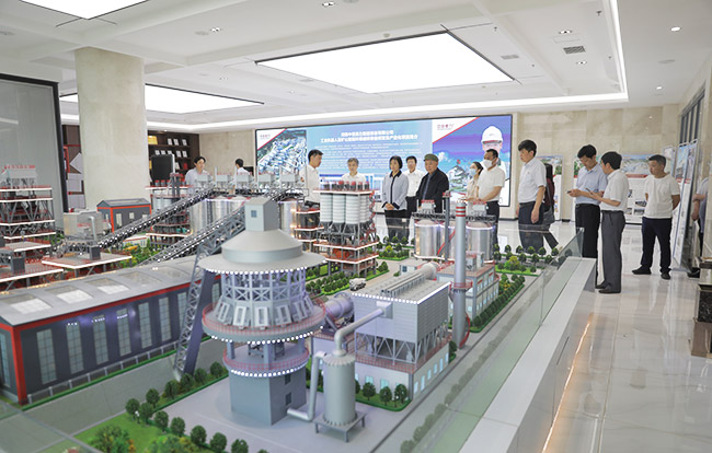 河南省人才工作任務(wù)督查調(diào)研組參觀中譽鼎力五位一體循環(huán)建材產(chǎn)業(yè)園沙盤