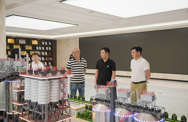 參觀中譽(yù)鼎力五位一體循環(huán)建材產(chǎn)業(yè)園項(xiàng)目沙盤(pán)