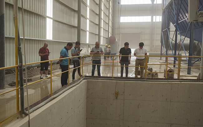 參觀藍(lán)天環(huán)保四位一體建材生產(chǎn)項(xiàng)目