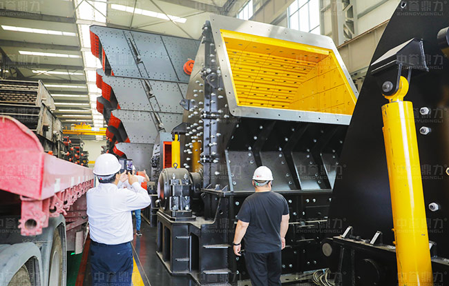 參觀智能化一體生產(chǎn)車(chē)間