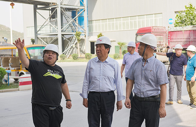 參觀環(huán)保智能生產(chǎn)線各環(huán)節(jié)