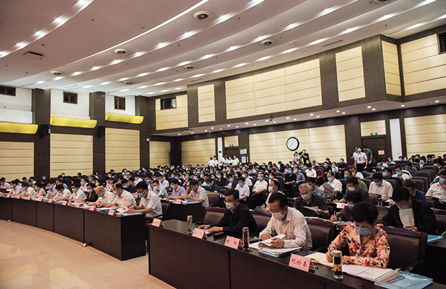 2020年加快轉(zhuǎn)型升級(jí)推動(dòng)市工業(yè)高質(zhì)量發(fā)展大會(huì)