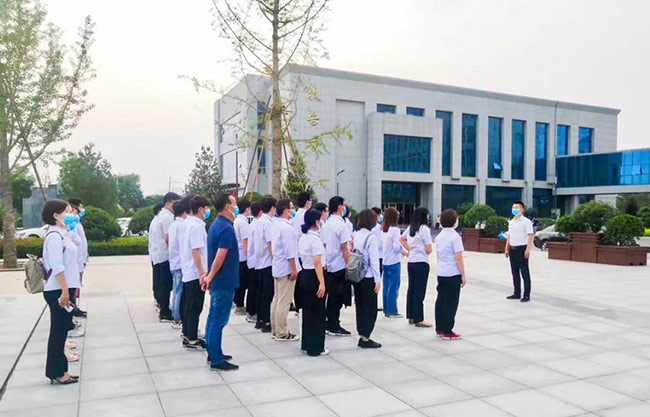 中譽(yù)鼎力青年黨員集體學(xué)習(xí)吳金印書(shū)記事跡